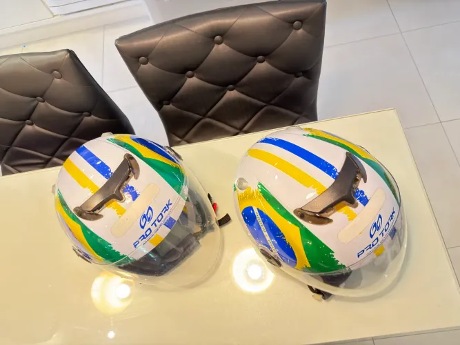 2 capacetes semi novos 