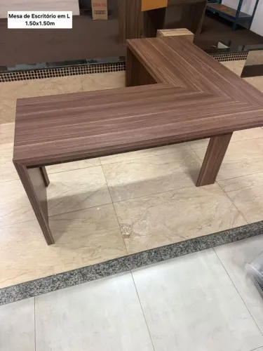 Mesa em L 1.50x1.50m 650,00 <br>1.1.50m<br>650,00 A vista ou 12x 63,37 no cartão de crédito