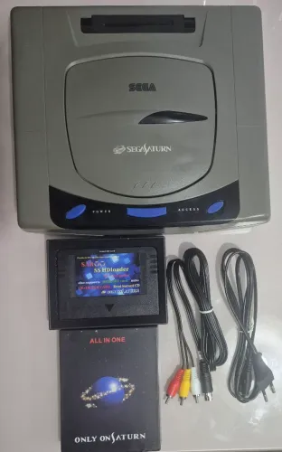 VIDEOGAME SEGA SATURN JAPONÊS MODELO HST-3200 + CARTUCHO SAROO (com detalhe no leitor)