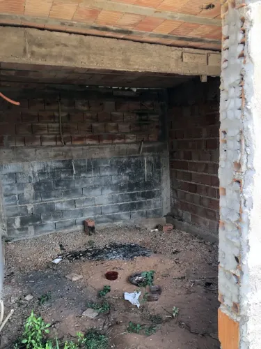 Lote com construção em ponto de acabamento