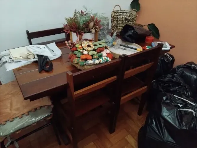 Vendo mesa de madeira maciça com quatro cadeiras, sofá, bicama de solteiro e escrivaninha