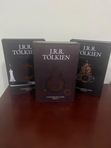 Livros velhos, maioria em bom estado