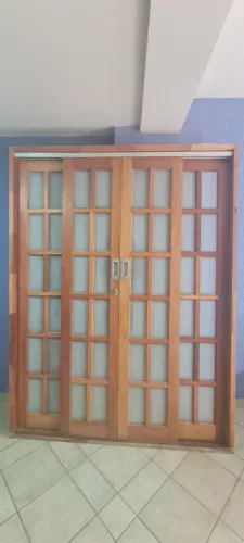Porta de Madeira Tipo Cedrinho 4 folhas quadriculada com vidros