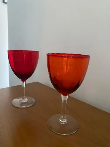 Taças Vermelhas de Vidro