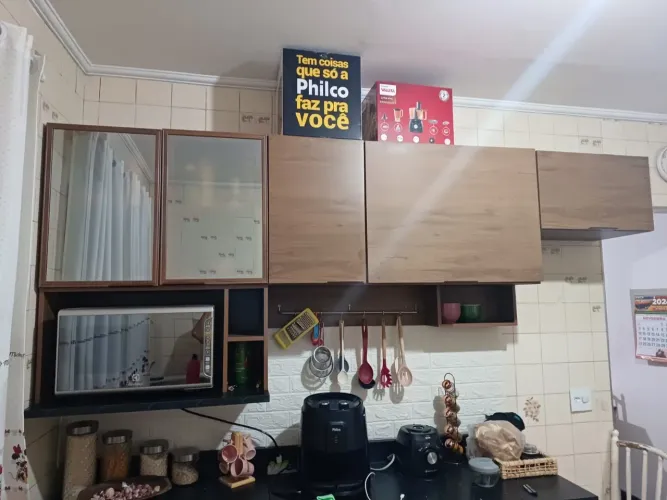 Armário Aéreo de Cozinha Amadeirado com Portas Espelhadas