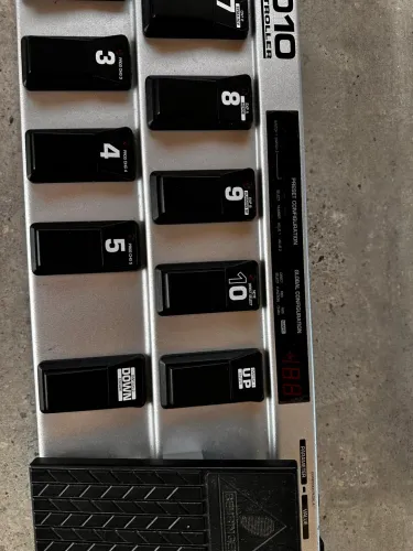 Pedaleira Controladora MIDI Behringer FCB 1010 