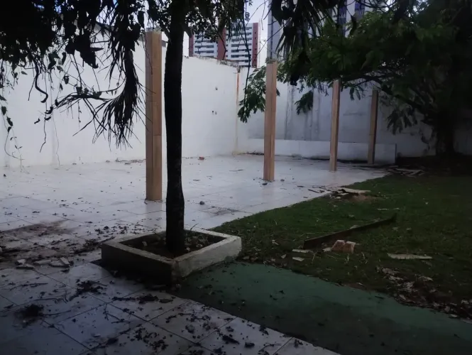 Imóvel para aluguel e venda tem 682 metros quadrados com 4 quartos em Hipódromo - Recife -