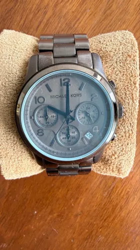 Relógio Michael Kors em tom chocolate