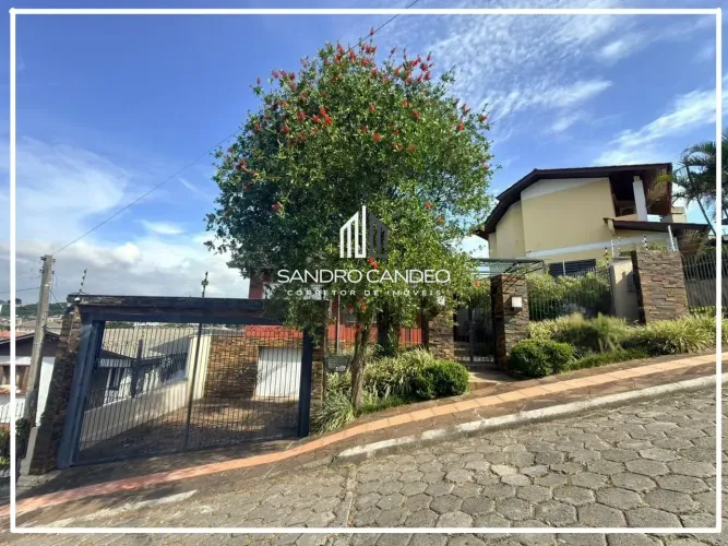 Casa Residencial com 450 m² em 02 terrenos, com 4 quartos, piscina, em Lote Seis - Criciúm