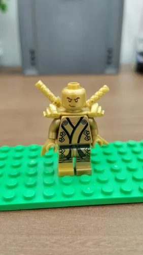 Minifigura ninja Gold Lloyd