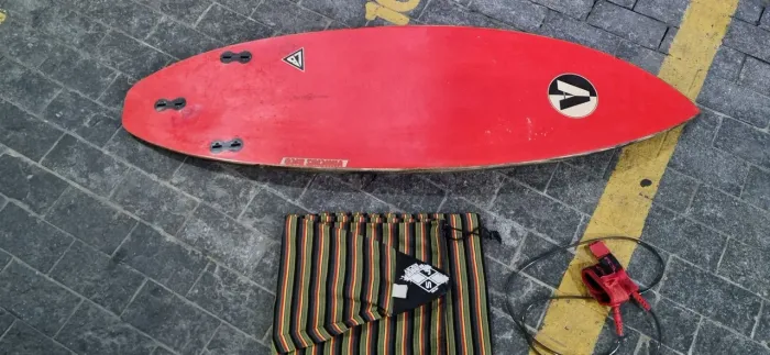 Prancha de Surf Atona 5'6 C/ Leash FCS e Capa Rubber Sticky