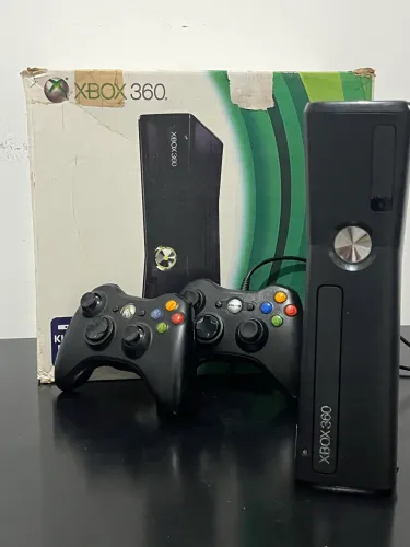 Xbox 360 com HD e dois controles. +10 Jogos