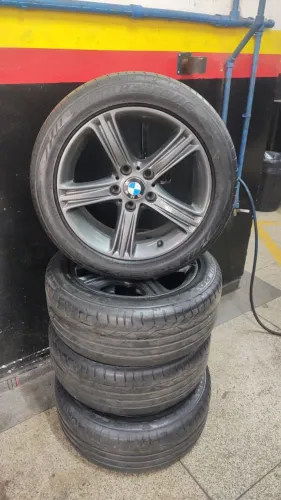 Jogo de rodas/pneus BMW originais aro 17"