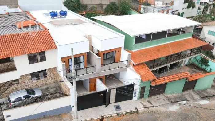 Casa com 3 quartos à venda, 150 m² por R$ 770.000 - Martelos - Juiz de Fora/MG