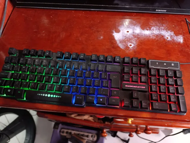 Kit teclado e mouse usado para sair rápido