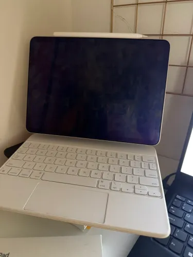 iPad + Magic Keyboard + caneta