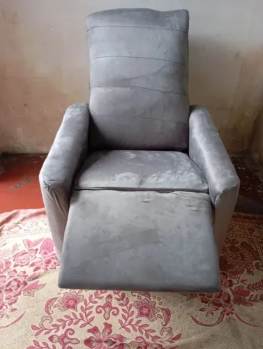Vendo cadeira do papai reclinável super confortável no plástico nova 
