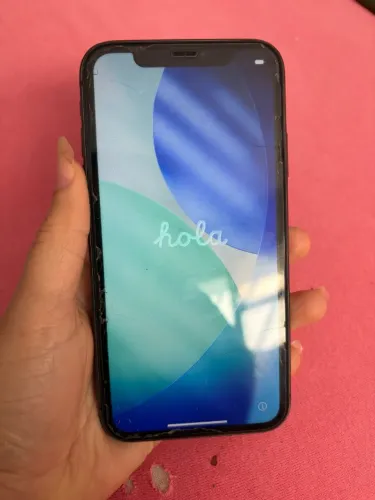 iPhone 11 , 64 GB , bateria 83 com um pequeno mal contato na câmera mas funciona perfeitam