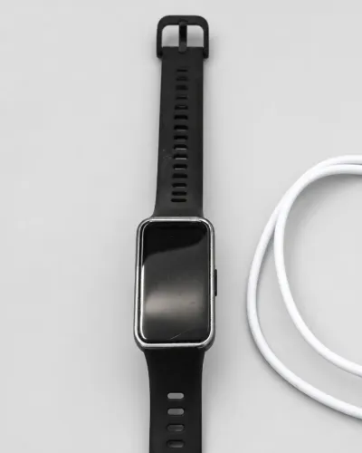 Huawei Band 9 preta com carregador e caixa