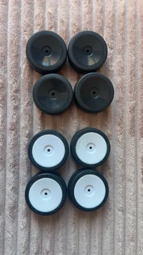 2 jogos pneu borracha Automodelo 1/10