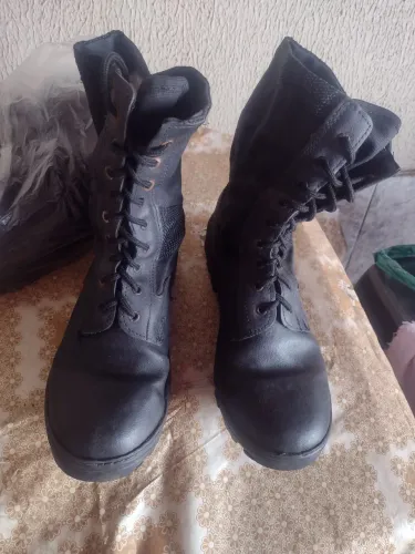 Vendo dois coturno tamanho 41/42