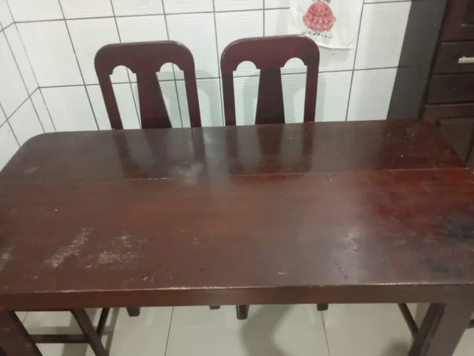 Mesa em madeira maciça + cadeiras