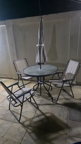 Mesa ,guarda sol+ 3 cadeiras