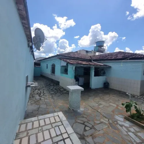 Casa de 275 m² na região central de Itaúna com 3 quartos, 2 banheiros e 2 vagas de garagem