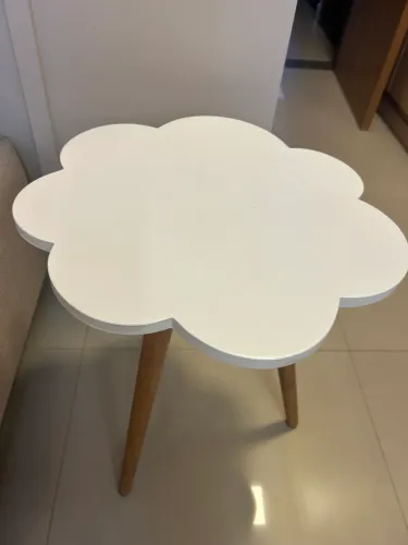 Mesa Nuvem Branca com Pés de Madeira
