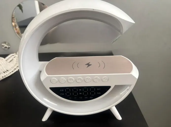 Carregador Por Indução 3 Em 1 Som Relógio Radio Fm Alarme 