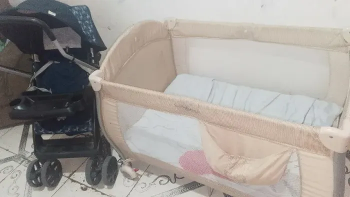 Carrinho de bebê e cercadinho 