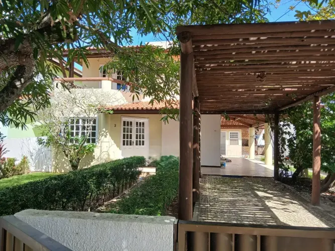Casa duplex com 167 m2 - Condominio Fechado - Buraquinho - L. Freitas