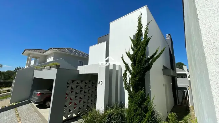 BELÍSSIMA CASA NO CONDOMÍNIO FECHADO