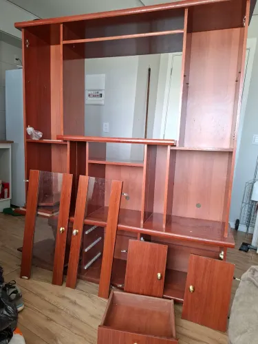 Estante para sala está semi desmontada para doação