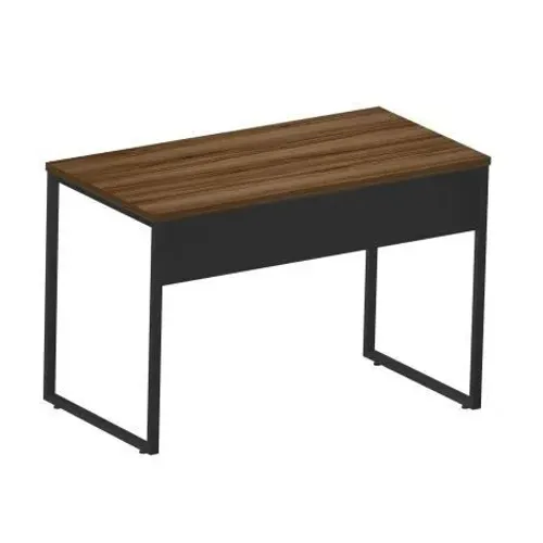 Mesa de escritório com estrutura em ferro e tampo em madeira