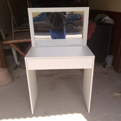 Mesa de penteadeira branca com espelho