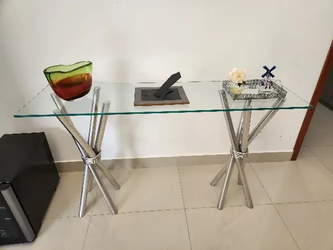 Aparador original Jacaúna com base de Alumínio e tampo em Vidro temperado 6mm