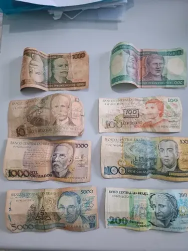 Cédulas e moedas antigas 