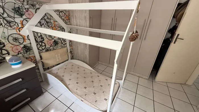 Cama montessoriana branca