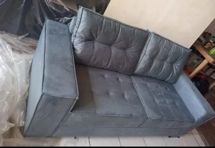 Estofado 4 lugares em sued cinza 2.00 metros