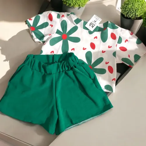 Conjunto Infantil - Blusa Floral e Shorts Verde
