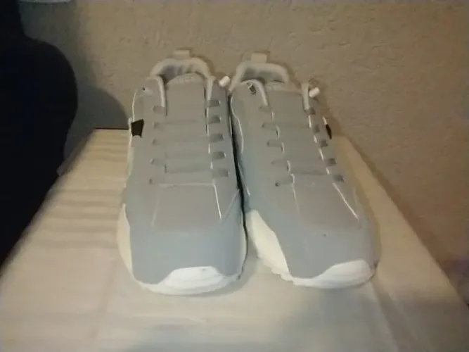 Tênis cinza estiloso