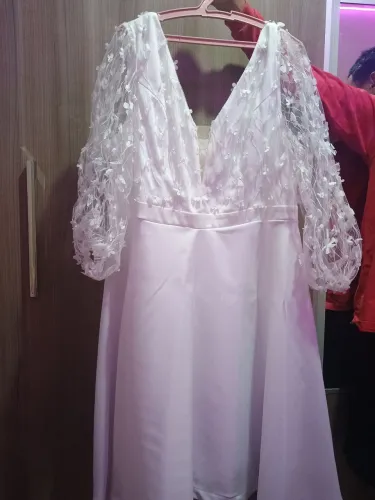 Vestido de noiva com mangas florais