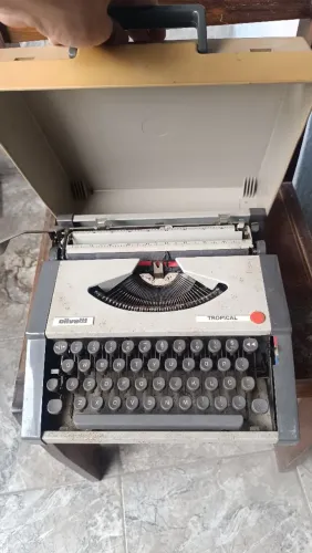 Máquina de escrever Olivetti Tropical 