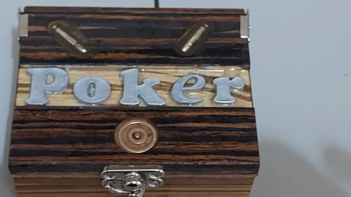 Caixa de madeira forrada em couro com baralho para jogo de poker