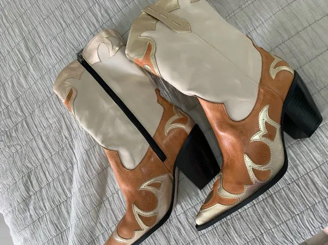 Botas Cowboy Bege e Marrom