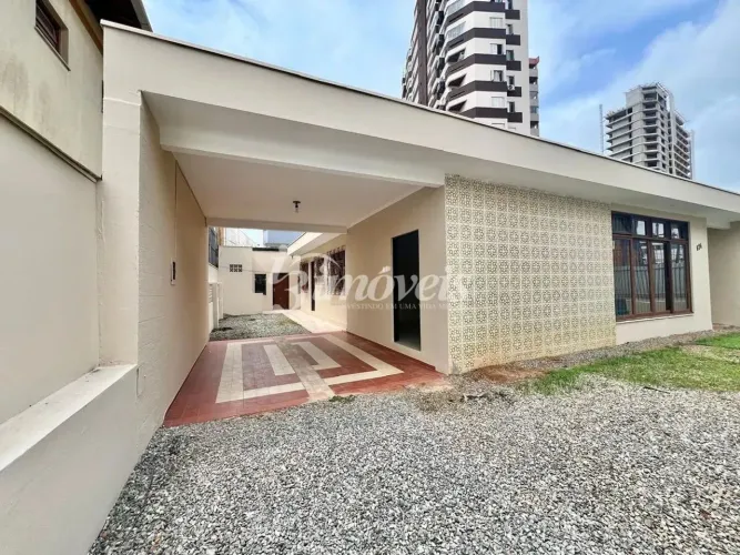 Casa semimobiliada para locação, 3 quartos, 3 vagas de garagem, Bairro Centro, Itajaí SC
