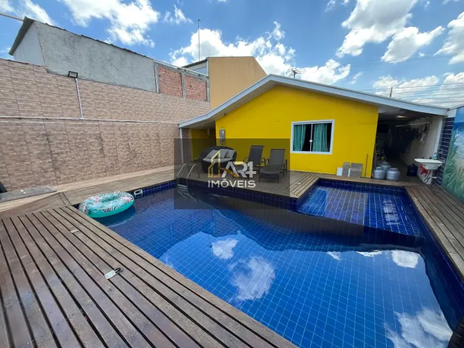 Casa com Piscina e Edícula com Churrasqueira à Venda no bairro Maria Antonieta em Pinhais/