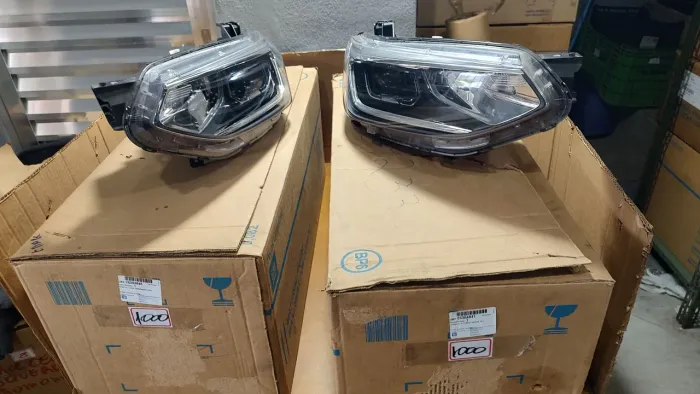 Par de farol Tracker full LED 2020/2024 original usado CD 1000
