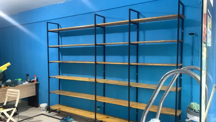 Estante de Metal com Prateleiras de Madeira